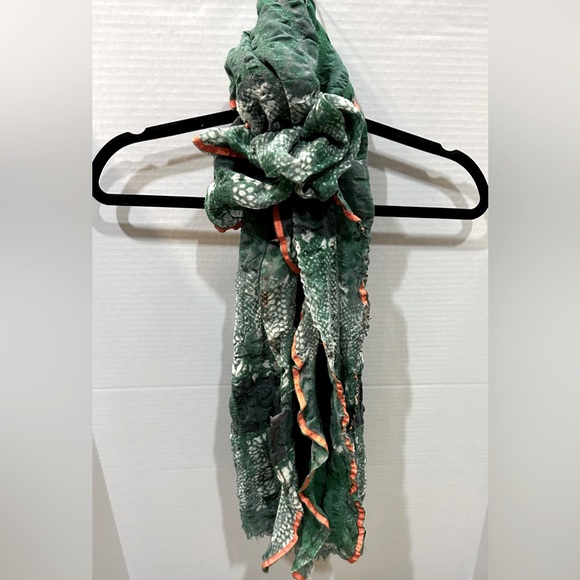 Beautiful 100% Wool lightweight., 33 inches wide & 66 long. Like New! - Picture 3 of 12